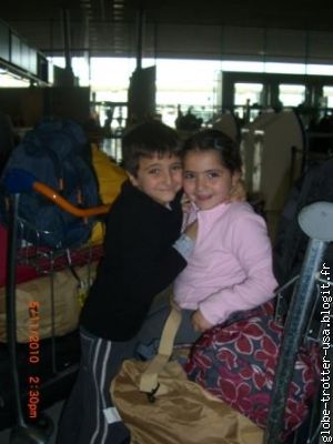 Mano et Lola sur le chariot à l'aéroport